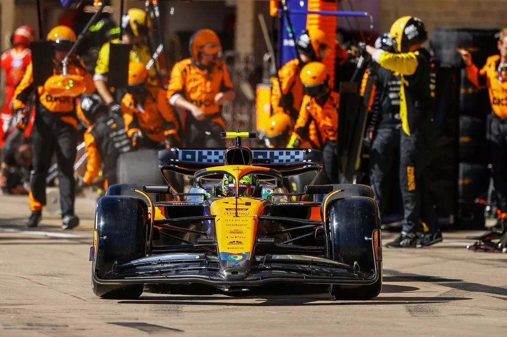 Lando Norris, McLaren MCL38, leaves his pit box after a stop