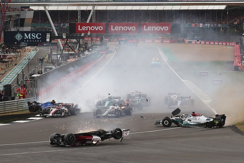 Zhou Guanyu, Alfa Romeo C42 crashes at start of race