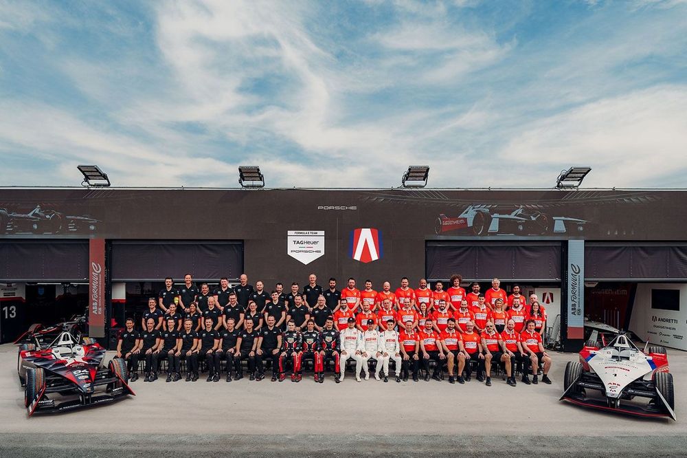 Foto de grupo del equipo Porsche y del equipo Andretti de Fórmula E