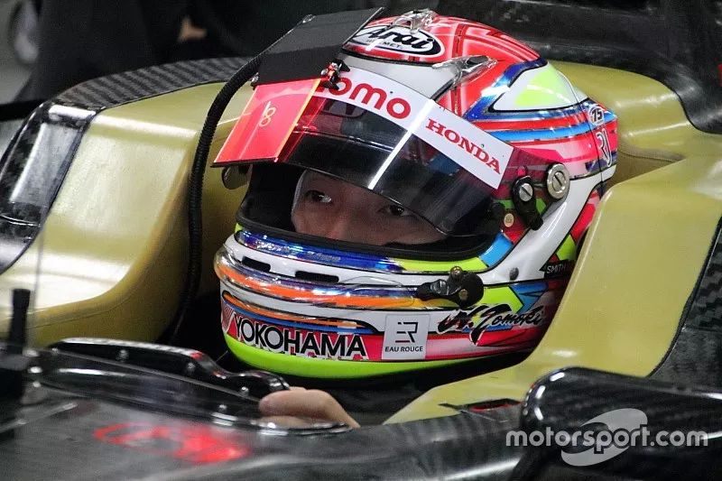 「高透過　透明カラーディスプレイ」を試す野尻智紀（DOCOMO TEAM DANDELION RACING）