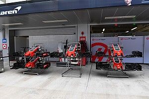 В гараже Haas произошел пожар, пострадали два комплекта шин