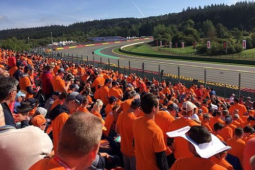 Фанаты Ф1 создали оранжевое настроение с Motorsport Experiences