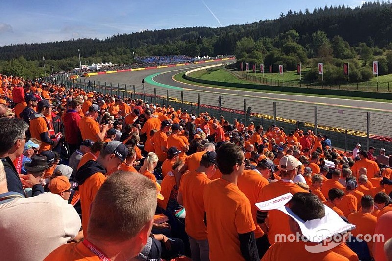 Les fans de F1 s'imprègnent de l'atmosphère orange avec Motorsport Experiences
