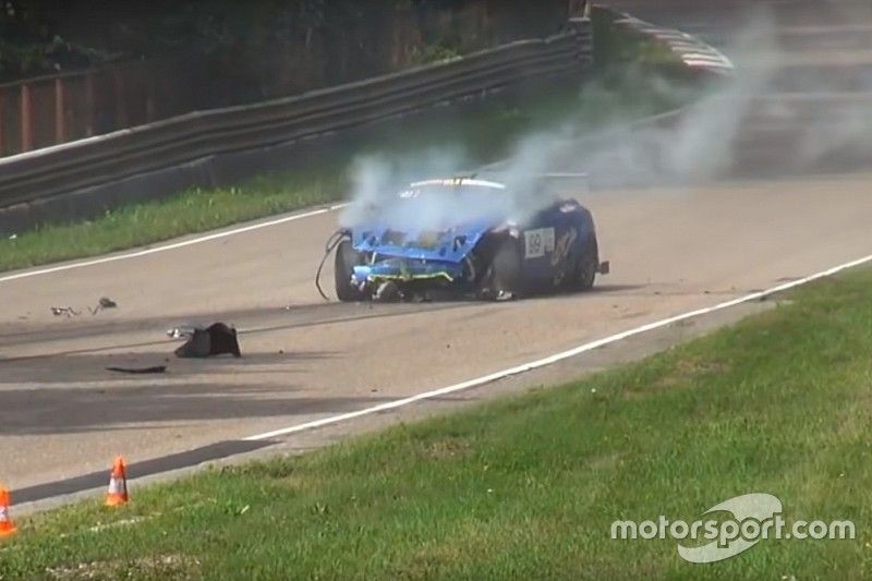 Нелепая эвакуация и неуправляемый Nissan: лучшие гоночные видео уик-энда