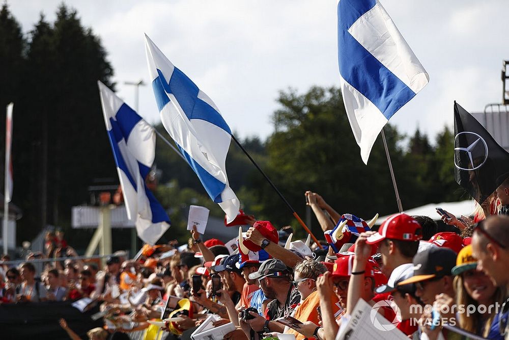 Banderas finlandesas entre una multitud de fanáticos