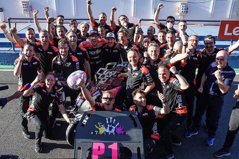 El ganador de la carrera Aleix Espargar&oacute;, Aprilia Racing, Maverick Vi&ntilde;ales, Aprilia Racing celebran con el equipo
