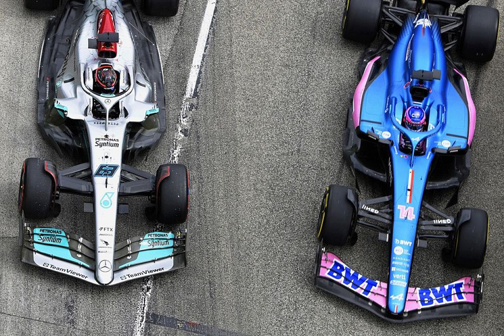 Fernando Alonso, Alpine A522, lucha con George Russell, Mercedes W13