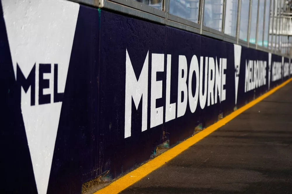 Logo de Melbourne en el pitlane
