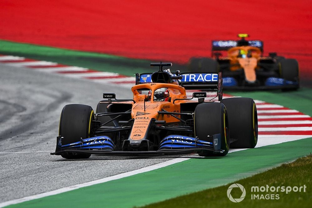 Carlos Sainz Jr., McLaren MCL35, precede Lando Norris, McLaren MCL35