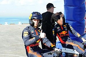 Verstappen szimulátorozással marad edzésben, legutóbb Norris ellen versenyzett