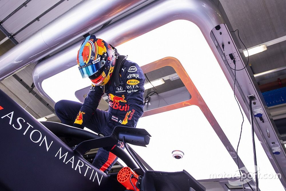 Russell, insinúa que Red Bull hace "parecer un idiota" a Albon