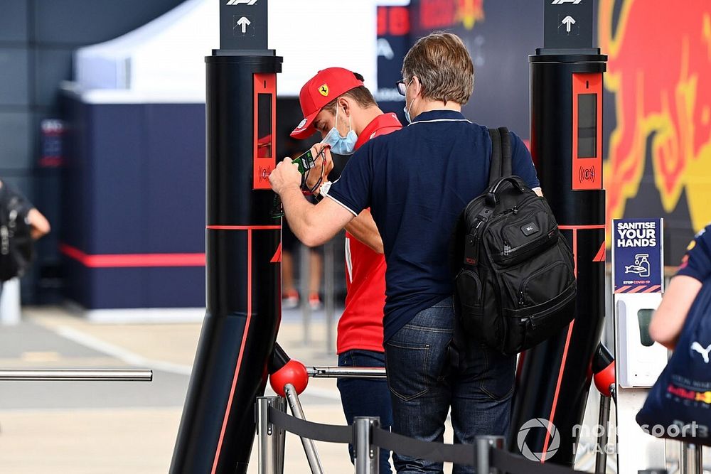 Nagyon bizarr szájmaszkot választott a Brit Nagydíjra Charles Leclerc