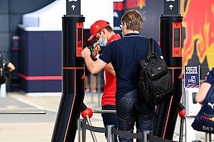 Nagyon bizarr szájmaszkot választott a Brit Nagydíjra Charles Leclerc
