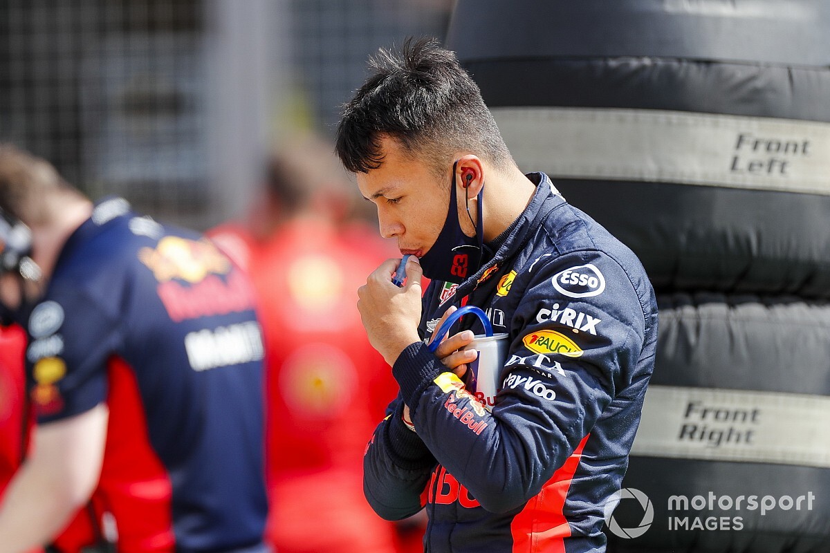 Ralf Schumacher insinua que Albon segue na Red Bull por 'política'