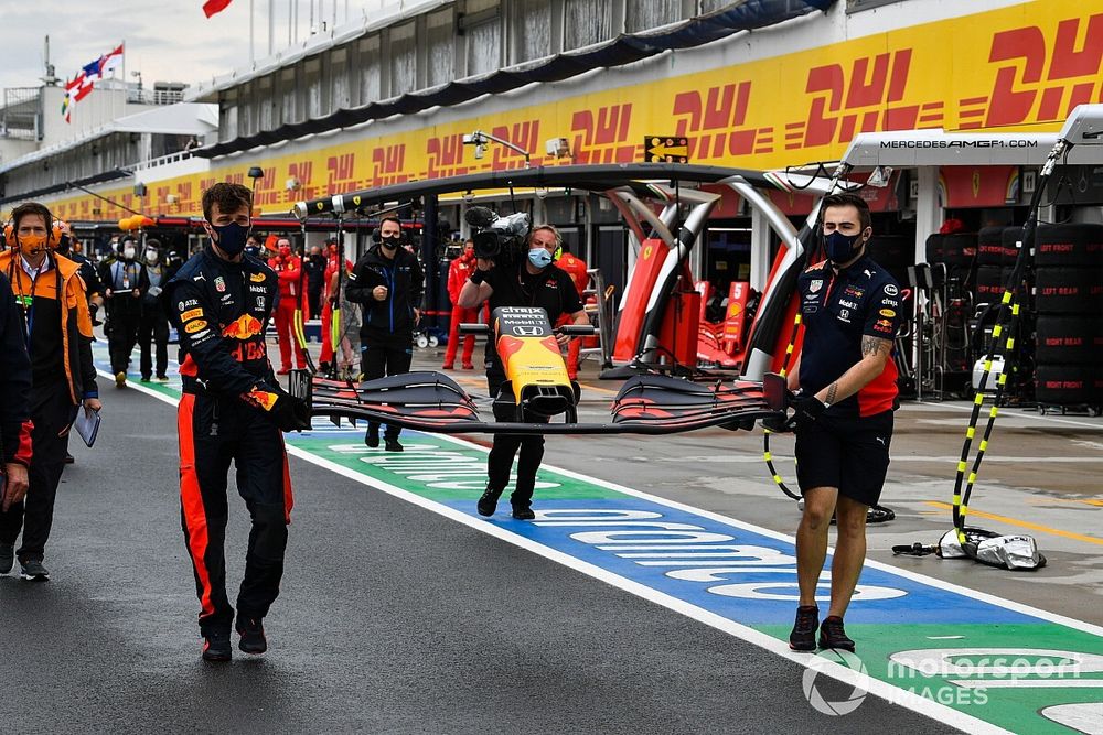 Mechanics rush to replace the damaged front wing of Max Verstappen, Red Bull Racing RB16