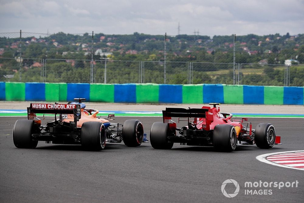 Sainz nem kegyelmezett Leclercnek, keményen beszúrta a McLarent a Ferrari mellé: kezdődik? (videó)