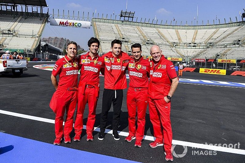 Charles Leclerc, Ferrari posa per una foto con il team