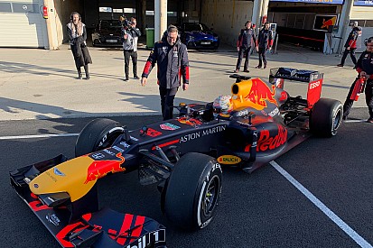 Verstappen már ki is próbálta a döntött F1-es kanyart a Red Bull gépével: videók