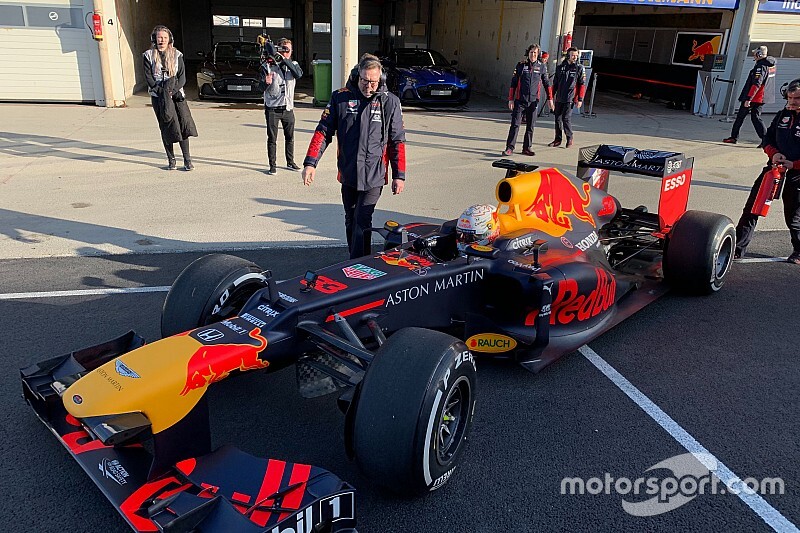 Verstappen már ki is próbálta a döntött F1-es kanyart a Red Bull gépével: videók