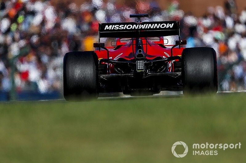 Vettel látványos és necces (?) belépője Japánból a Ferrarival: videó