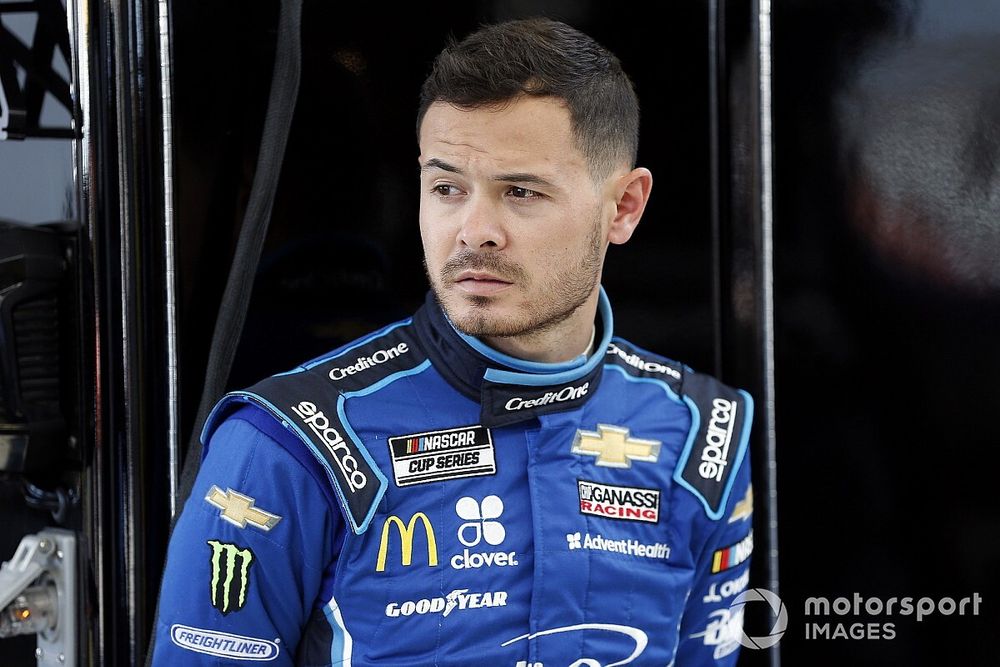 Kyle Larson pierde a su nuevo spotter por publicaciones en sus redes