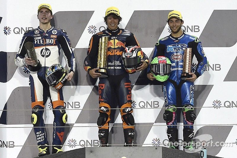 Гонщик Red Bull выиграл этап Moto2 в Катаре при старте с 14-го места