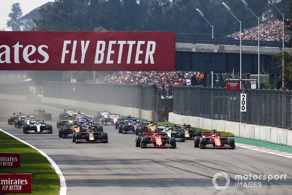 Charles Leclerc, Ferrari SF90, voor Sebastian Vettel, Ferrari SF90, Lewis Hamilton, Mercedes AMG F1 W10, Max Verstappen, Red Bull Racing RB15, Carlos Sainz Jr., McLaren MCL34, en de rest van het veld