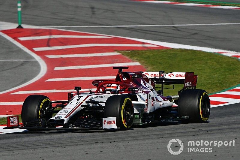 Raikkonen noteert toptijd op tweede dag, Mercedes zorgt voor reuring