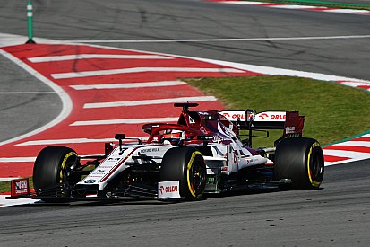 Raikkonen noteert toptijd op tweede dag, Mercedes zorgt voor reuring
