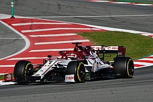 Raikkonen noteert toptijd op tweede dag, Mercedes zorgt voor reuring