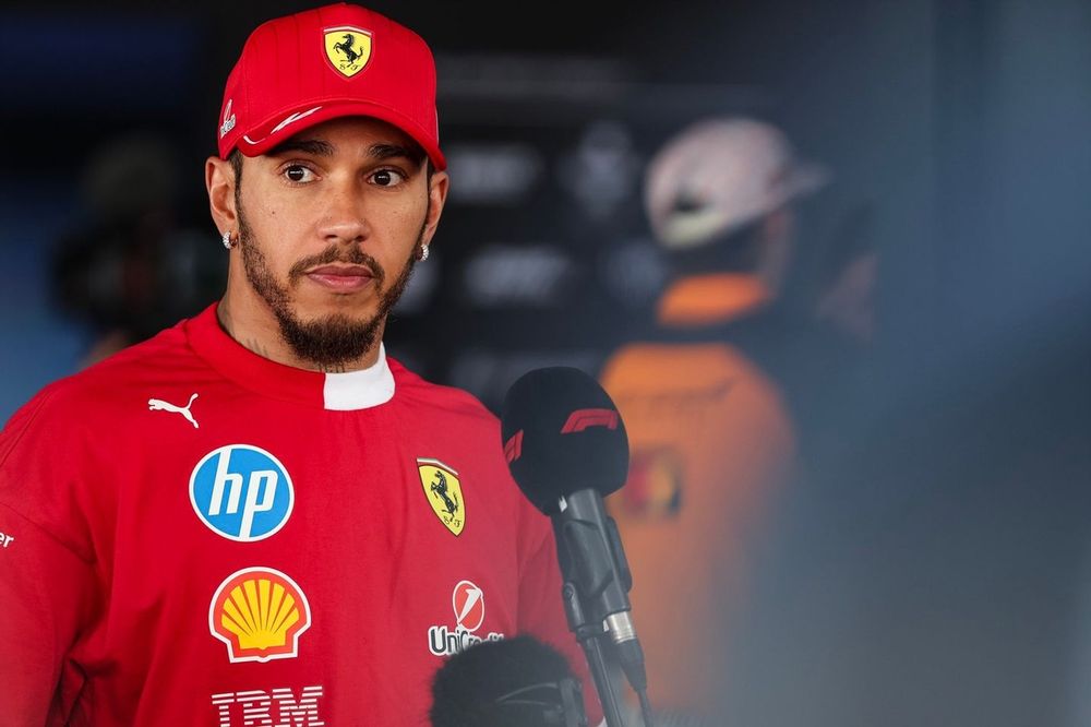 Lewis Hamilton Rejeita Alegações de Distração, Afirmando que Projetos Fora das Pistas Impulsionam Foco na F1