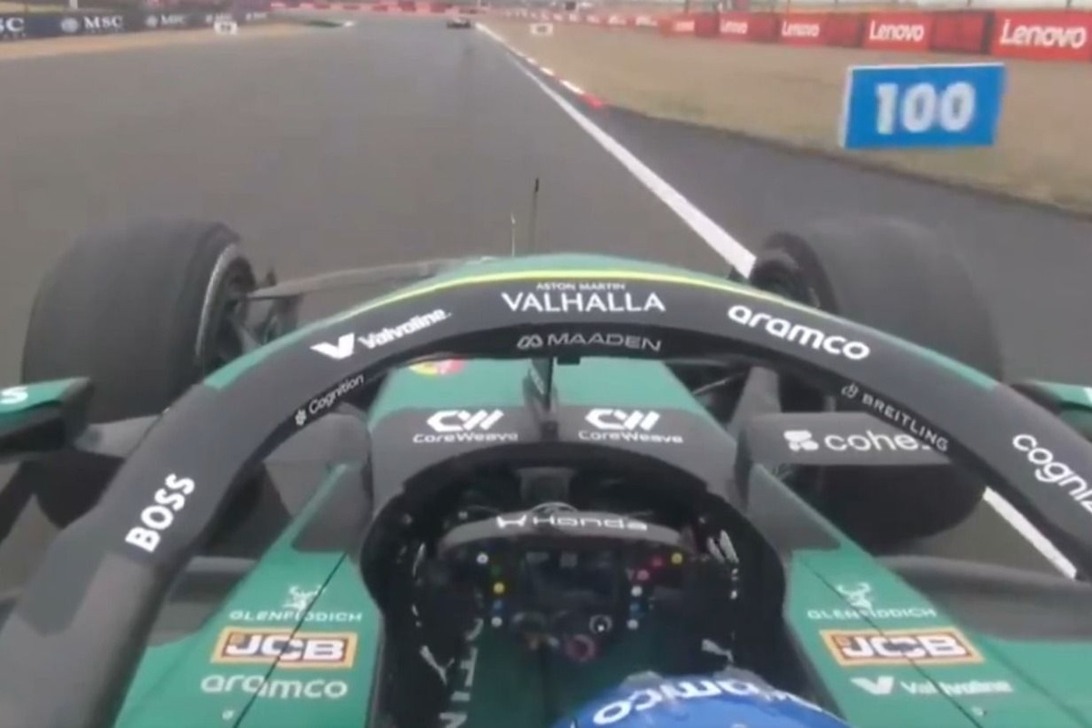 Vídeo: el momento viral de Alonso quitando sus manos del volante por el motor Honda