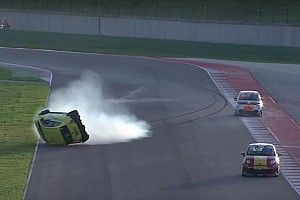 Brivido per Maffei a Misano: capotta e finisce oltre le barriere!