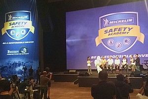 Michelin, Rio Haryanto, dan 250 Pelajar DKI Jakarta menandatangani Deklarasi Keselamatan Berkendara