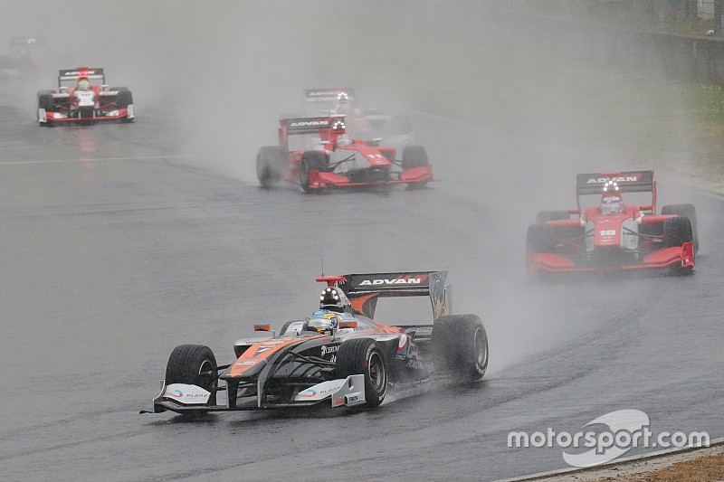 SF第2戦岡山決勝は雨脚強くSCランのみ8周で終了。石浦今季初勝利