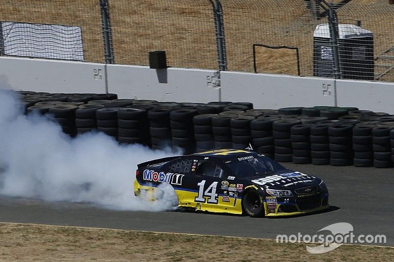 Sonoma NASCAR : Stewart zoru başardı, 3 yıl sonra zirveye döndü