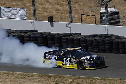 Sonoma NASCAR : Stewart zoru başardı, 3 yıl sonra zirveye döndü