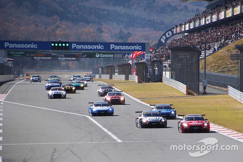 日産現役レーシングカー全16台がデモレース。優勝はGT500の23号車