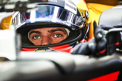 Video: Verstappen reveals 2018 helmet design
