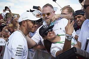 Hamilton surpreende e apaga publicações no Instagram
