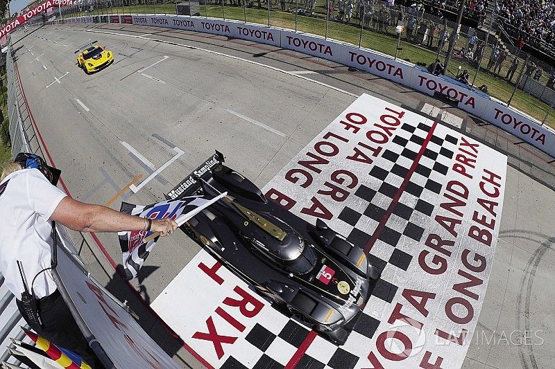 #5 Action Express Racing Cadillac DPi, P: Joao Barbosa, Filipe Albuquerque toma la victoria