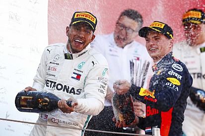 Hamilton boekt dominante zege in Barcelona, Verstappen op podium