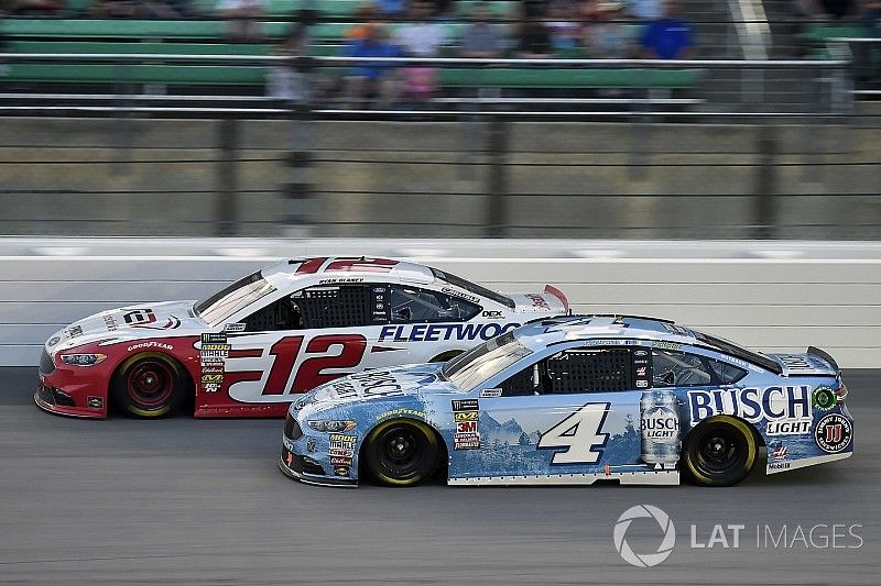 Ryan Blaney, Team Penske, Ford Fusion REV Group and Kevin Harvick, Stewart-Haas Racing, Ford Fusion Busch Light