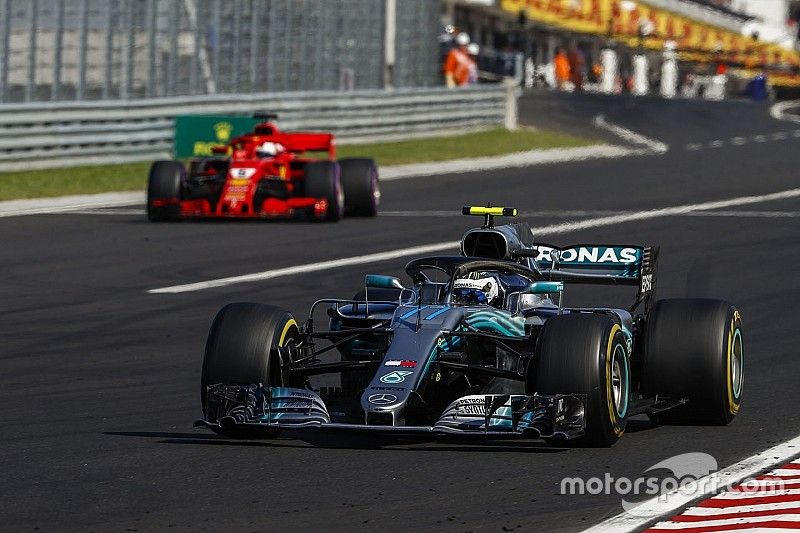 Valtteri Bottas, Mercedes AMG F1 W09 and Sebastian Vettel, Ferrari SF71H. Coming out of the pits