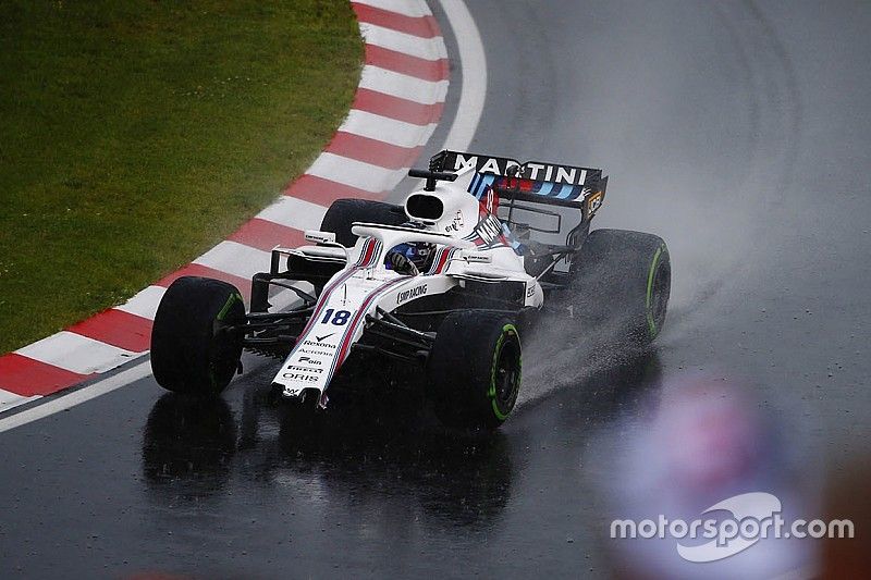 Lance Stroll, Williams FW41, returns to the pits with a broken front wing