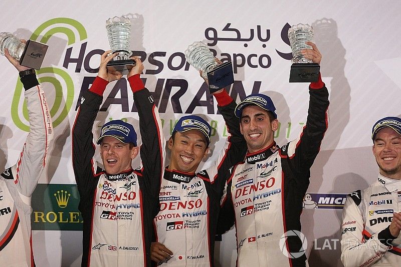 Podio LMP1: ganadores de la carrera Sébastien Buemi, Anthony Davidson, Kazuki Nakajima, Toyota Gazoo Racing