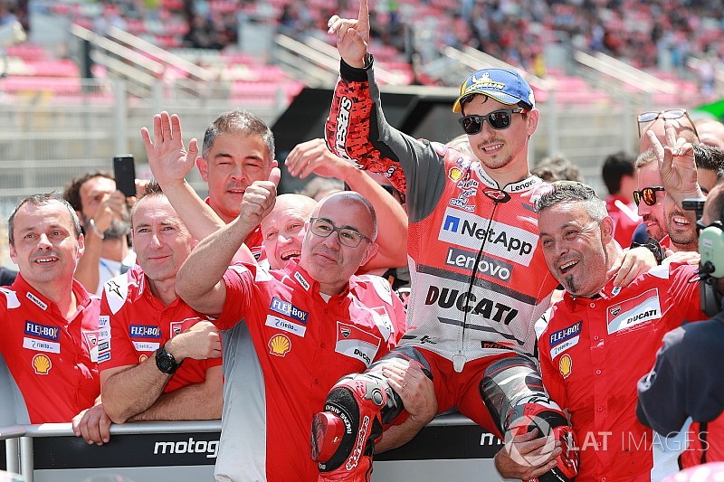Лоренсо завоевал первый поул в составе Ducati