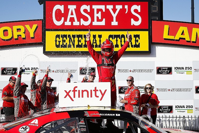Justin Allgaier contiene a Bell y gana en Iowa