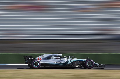 Hamilton vites kutusu sorunu yaşadı!