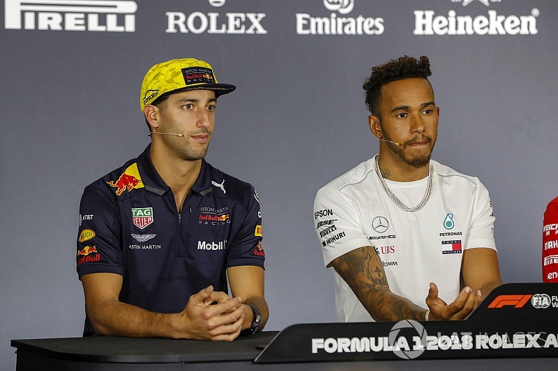 Ricciardo: "Cualquier piloto top lograría la pole con el Mercedes"